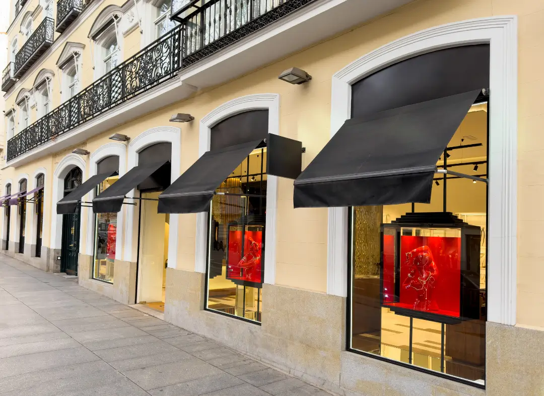 Façade vitrine de magasin en aluminium sur mesure à Seyssinet-Pariset